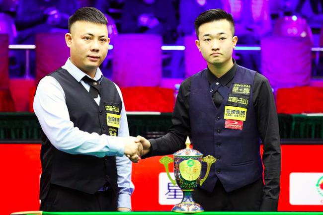 网球场上瞬 网球场上瞬