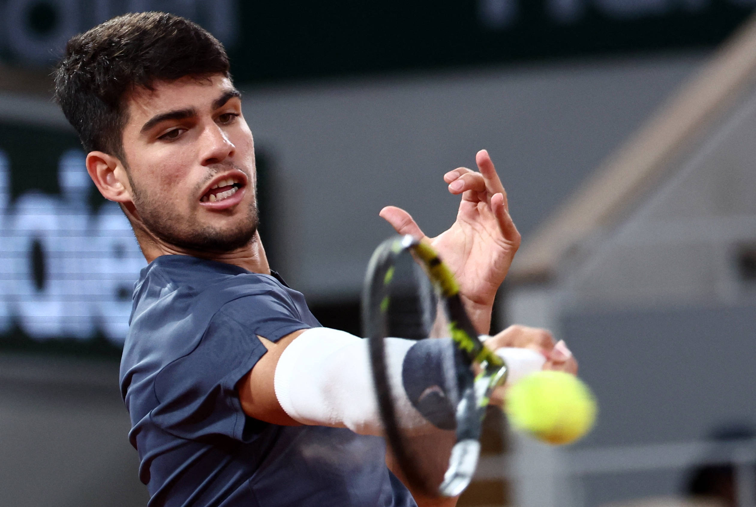 他在防守端 他在防守端